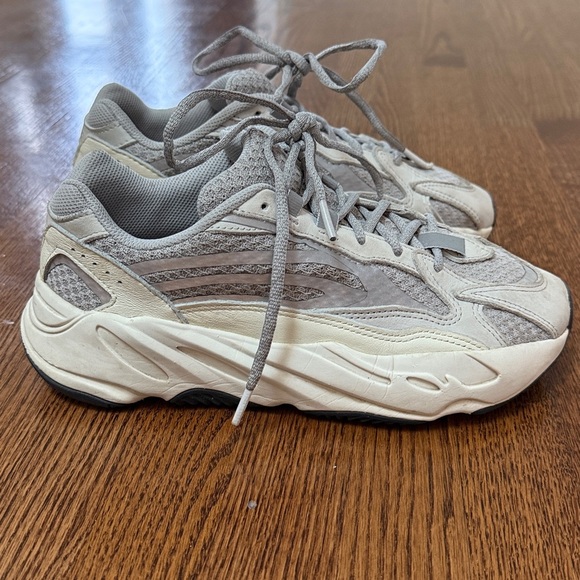 Yeezy Boost 700 V2 Static - Picture 4 of 13